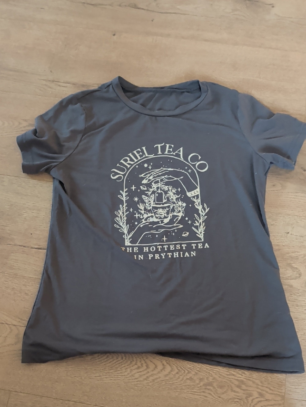 Bookish Girlie T-shirt - Suriel Tea Co